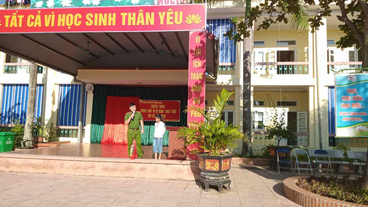 Trường Tiểu học xã Tống Phan tổ chức giờ hoạt động ngoại khoá về kiến thức kỹ năng phòng cháy, chữa cháy, kỹ năng thoát hiểm khi xảy ra hoả hoạn