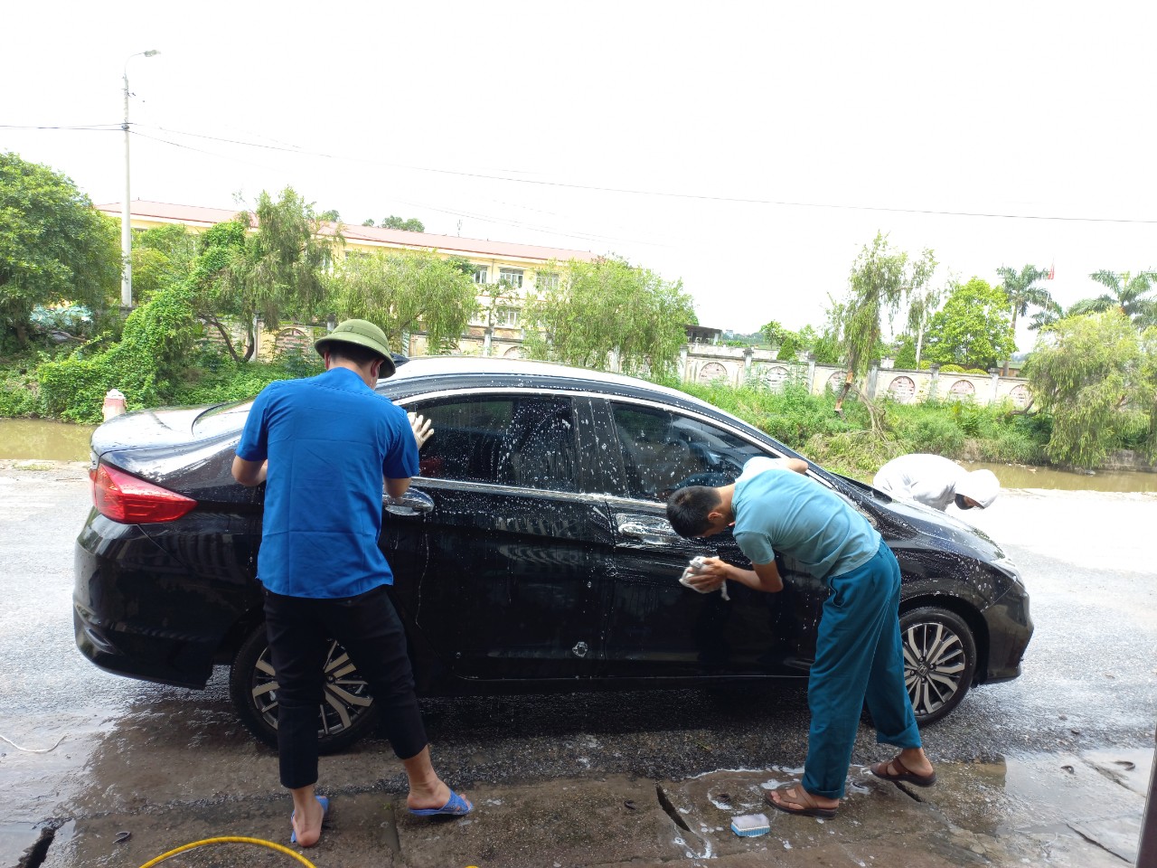 Đoàn Thanh niên xã Tống Phan rửa xe gây quỹ từ thiện