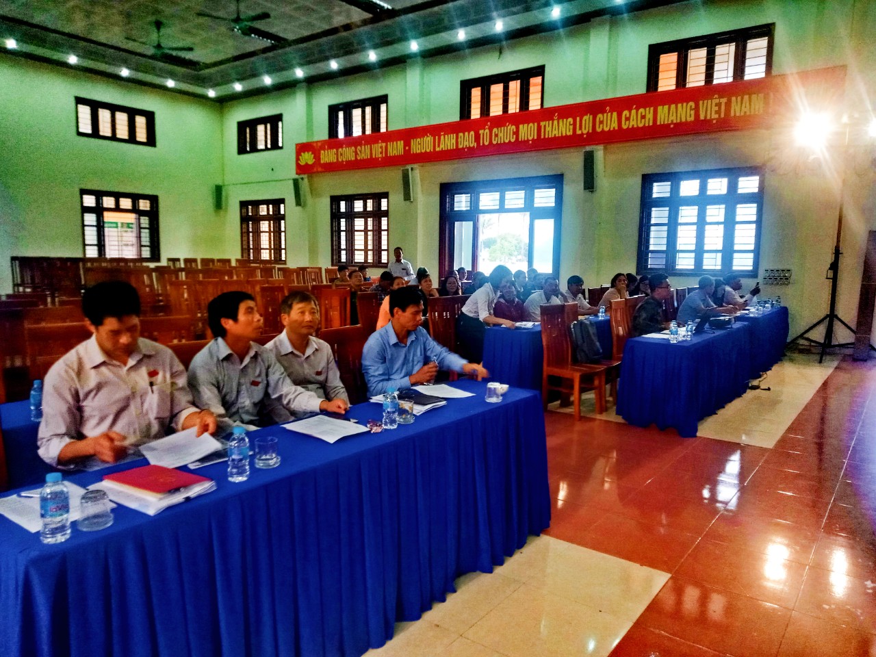 Hội đồng nhân dân xã tổ chức kỳ họp bất thường