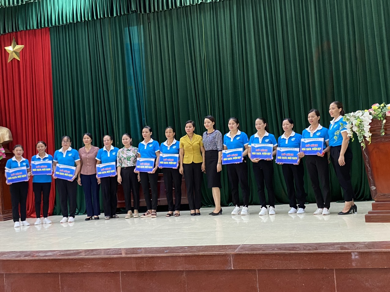 Hội LHPN xã tổ chức hội nghị ra mắt mô hình “Nhà sạch- vườn đẹp”, “Nhà sạch- Ngõ sạch” và tập huấn nâng cao chất lượng thực hiện các tiêu chí cuộc vận động “Xây dựng gia đình 5 không, 3 sạch”