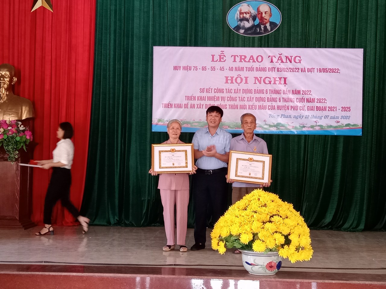 TỐNG PHAN TỔ CHỨC  LỄ TRAO HUY HIỆU ĐẢNG; HỘI NGHỊ SƠ KẾT CÔNG TÁC ĐẢNG 